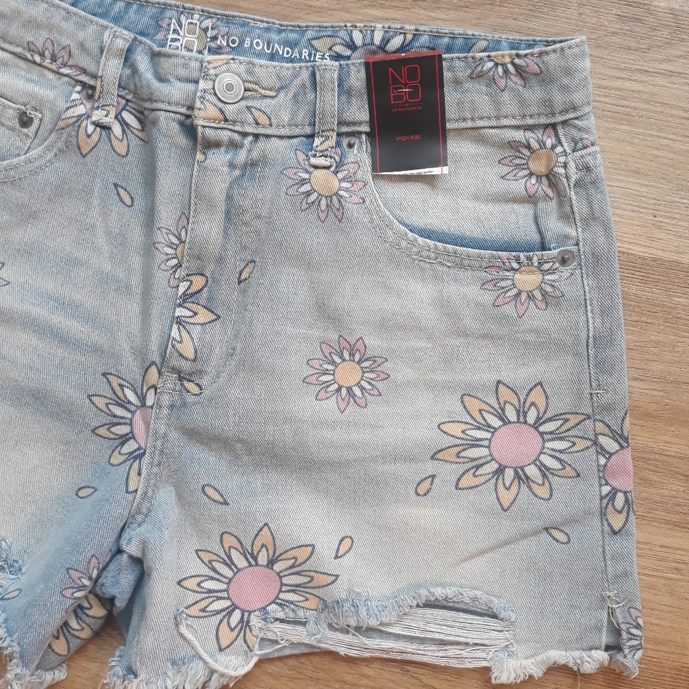 No Boundaries Daisy Distressed Jean Shorts / Junior's 9 Waist 28" Flower Shorts - Picture 9 of 14